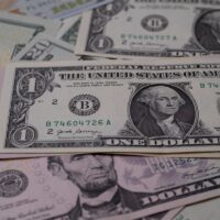 Dólar: o que faz a moeda subir e como se proteger do câmbio