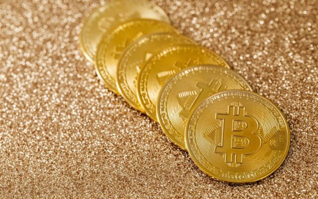 Bitcoin segue firme acima de US$ 65 mil com fluxo positivo nos ETFs