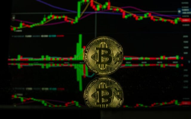 Bitcoin segue lateral entre US$ 63 mil e US$ 66 mil à espera do Fed