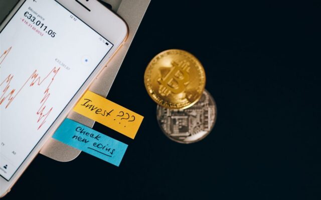 Bitcoin trava em US$ 64 mil com quarto dia de saques nos ETFs