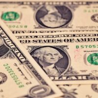 Dólar a R$ 5,12: por que o real resiste mesmo com guerra e Fed duro