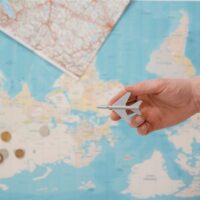 Dólar mais barato: vale a pena comprar moeda para a viagem agora?