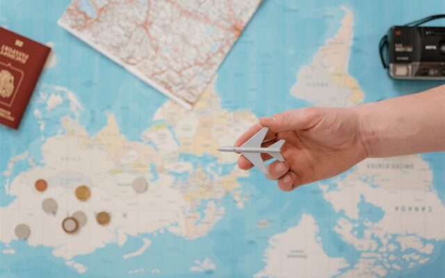 Dólar mais barato: vale a pena comprar moeda para a viagem agora?