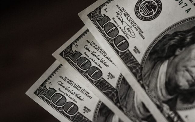 Dólar cai a R$ 5,06, menor nível em quase dois meses