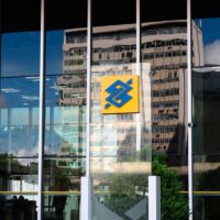 Fed e Copom em direções opostas: o que isso faz com o seu dinheiro