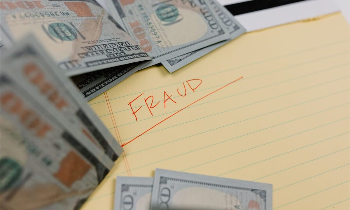 Golpes financeiros e pirâmides: como identificar e se proteger