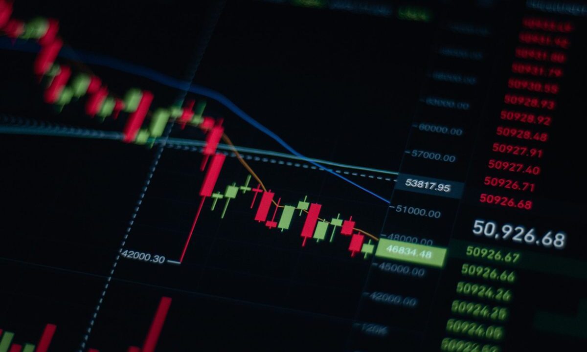 Ibovespa ronda os 176 mil pontos com dólar abaixo de R$ 5,10