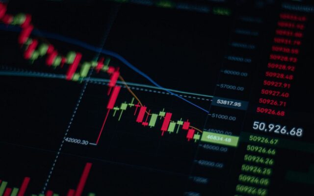 Ibovespa ronda os 176 mil pontos com dólar abaixo de R$ 5,10