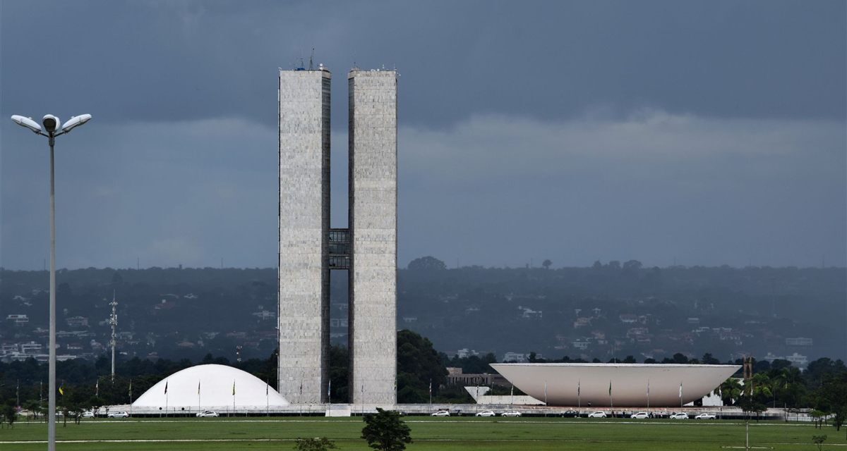Imposto de 10% sobre grandes dividendos entra em vigor; entenda quem paga