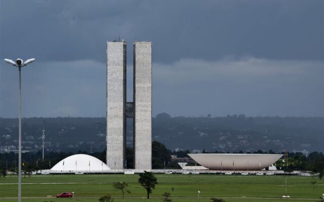 Imposto de 10% sobre grandes dividendos entra em vigor; entenda quem paga