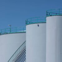Petróleo sobe mais de 5% com nova escalada entre EUA e Irã