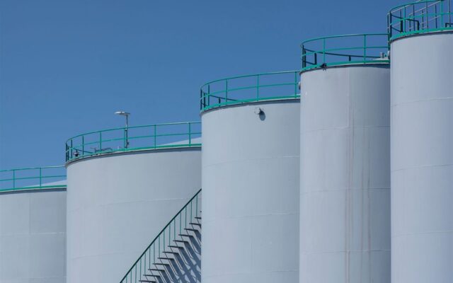 Petróleo sobe mais de 5% com nova escalada entre EUA e Irã