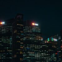 Santander lucra R$ 3 bi no 2T26, lucro cai 17,6% e ação tomba 6,4%