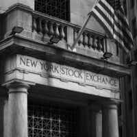 Wall Street cai com ataques do Irã e Fed dividido; Dow perde 1,1%