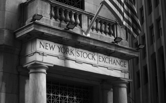 Wall Street recua com queda das ações de chips e temor sobre gastos com IA
