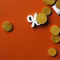 Focus: mercado vê Selic a 13,75% e passa a esperar 2 cortes