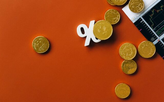 Focus: mercado vê Selic a 13,75% e passa a esperar 2 cortes