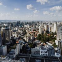 Ibovespa cai pela 10ª vez: bancos derrubam, petróleo segura