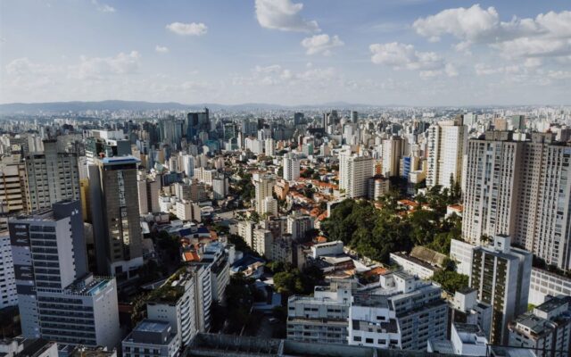 Ibovespa cai pela 10ª vez: bancos derrubam, petróleo segura