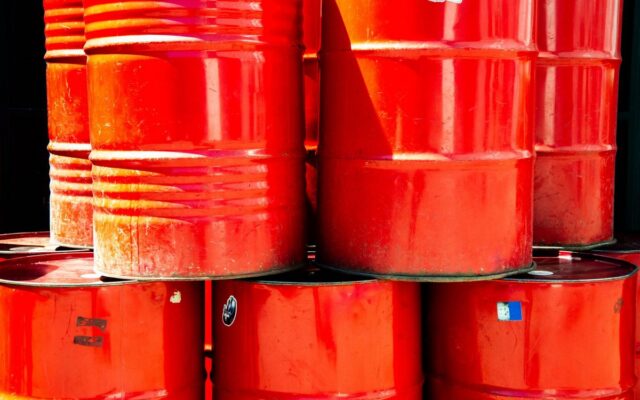 OPEP e AIE cortam projeção de demanda e o Brent recua