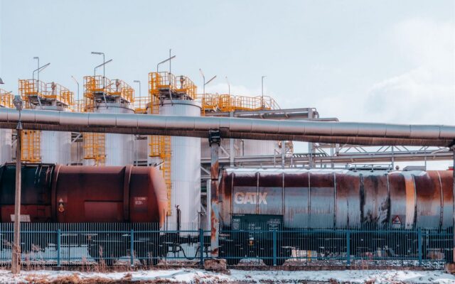 Petrobras lucra R$ 52,4 bilhões e a ação cai: o que explica