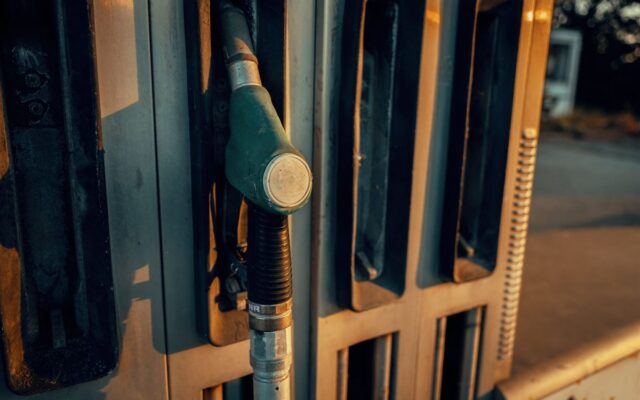 Petróleo cai 5%, mas a gasolina não baixa junto: entenda