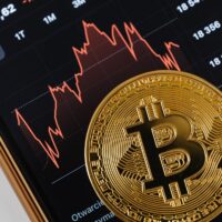 Bitcoin recua a US$ 83 mil mesmo com cinco dias de entrada nos ETFs