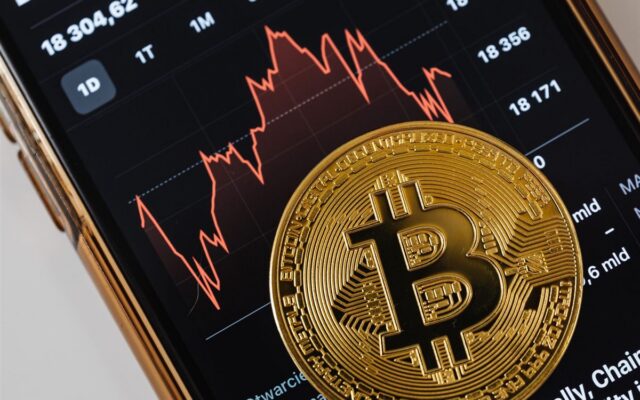 Bitcoin recua a US$ 83 mil mesmo com cinco dias de entrada nos ETFs