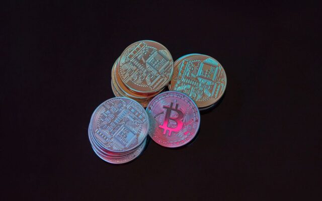 Bitcoin vai a US$ 85 mil com US$ 648 milhões em shorts liquidados