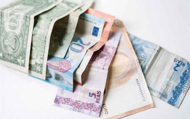 Dólar cai a R$ 5,13 mesmo com o diferencial de juros em 9,75