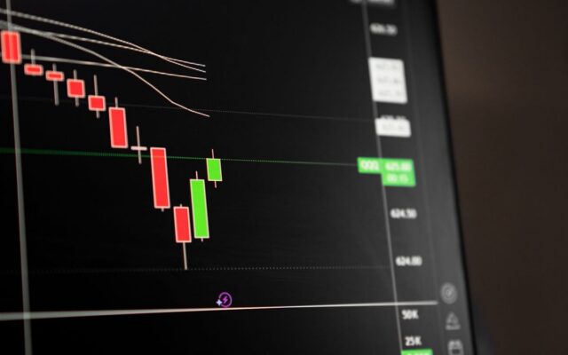 Ibovespa sobe 3,05% a 185 mil na 11ª alta seguida