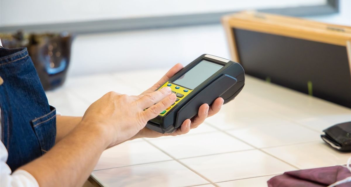 Maquininha de cartão: como comparar taxas e o MDR