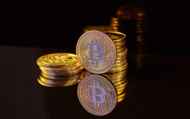 Ouro recupera o tombo e volta aos US$ 4.384 antes do Fed